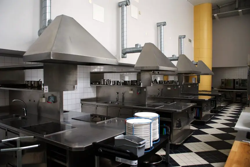 The Advantages & Disadvantages of Using a Commissary Kitchen